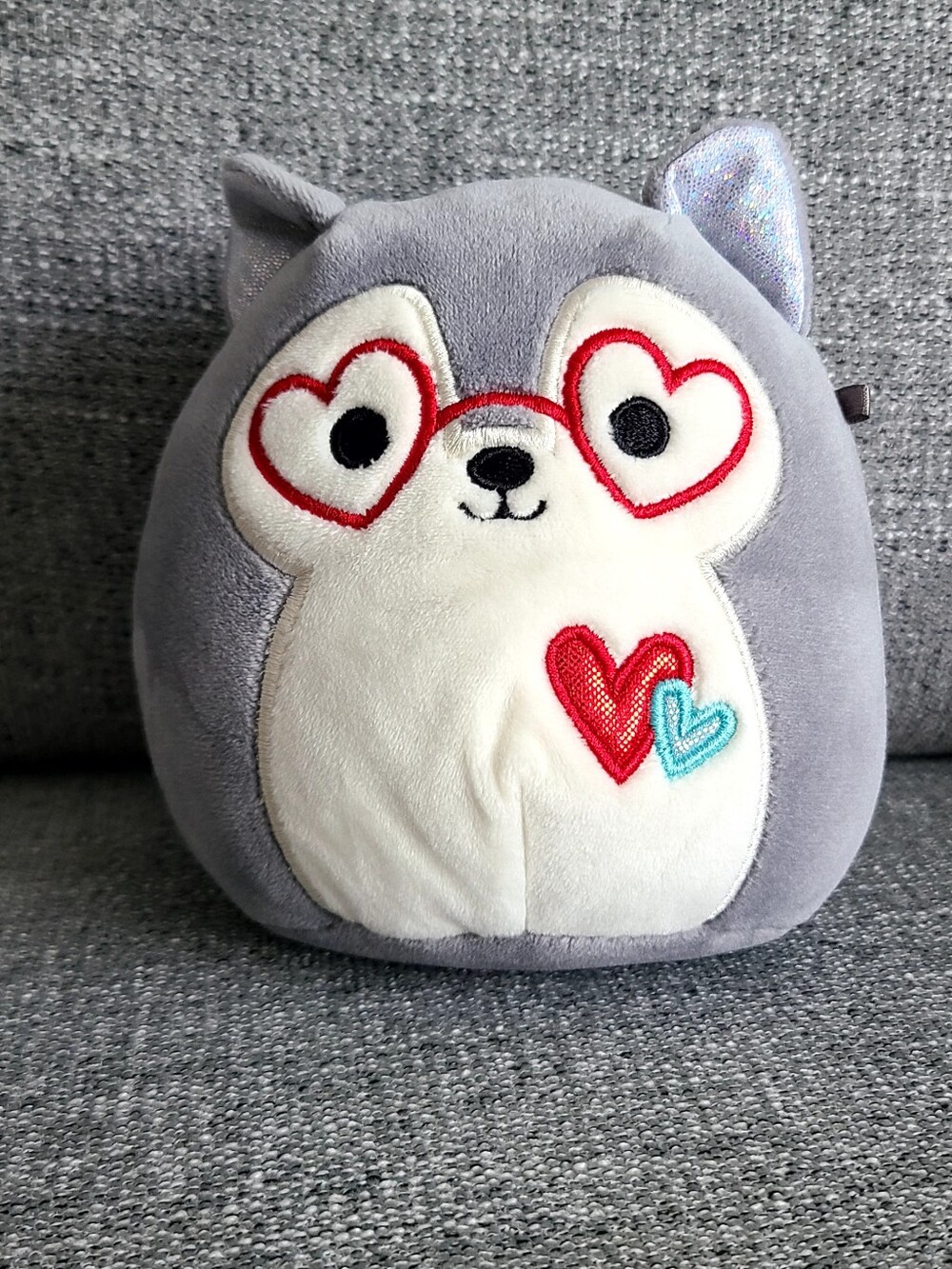 Squishmallows- Ryan The Husky Heart Glass, 6in